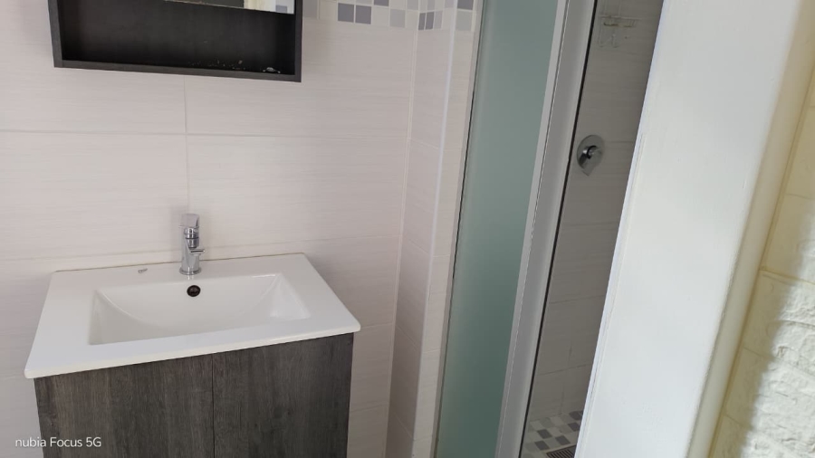 To Let 4 Bedroom Property for Rent in Wavecrest Eastern Cape